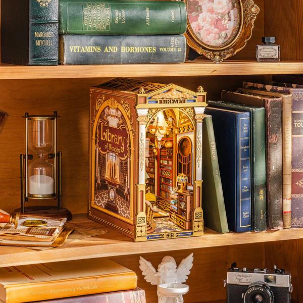 Book Nook "Library of Wonders"