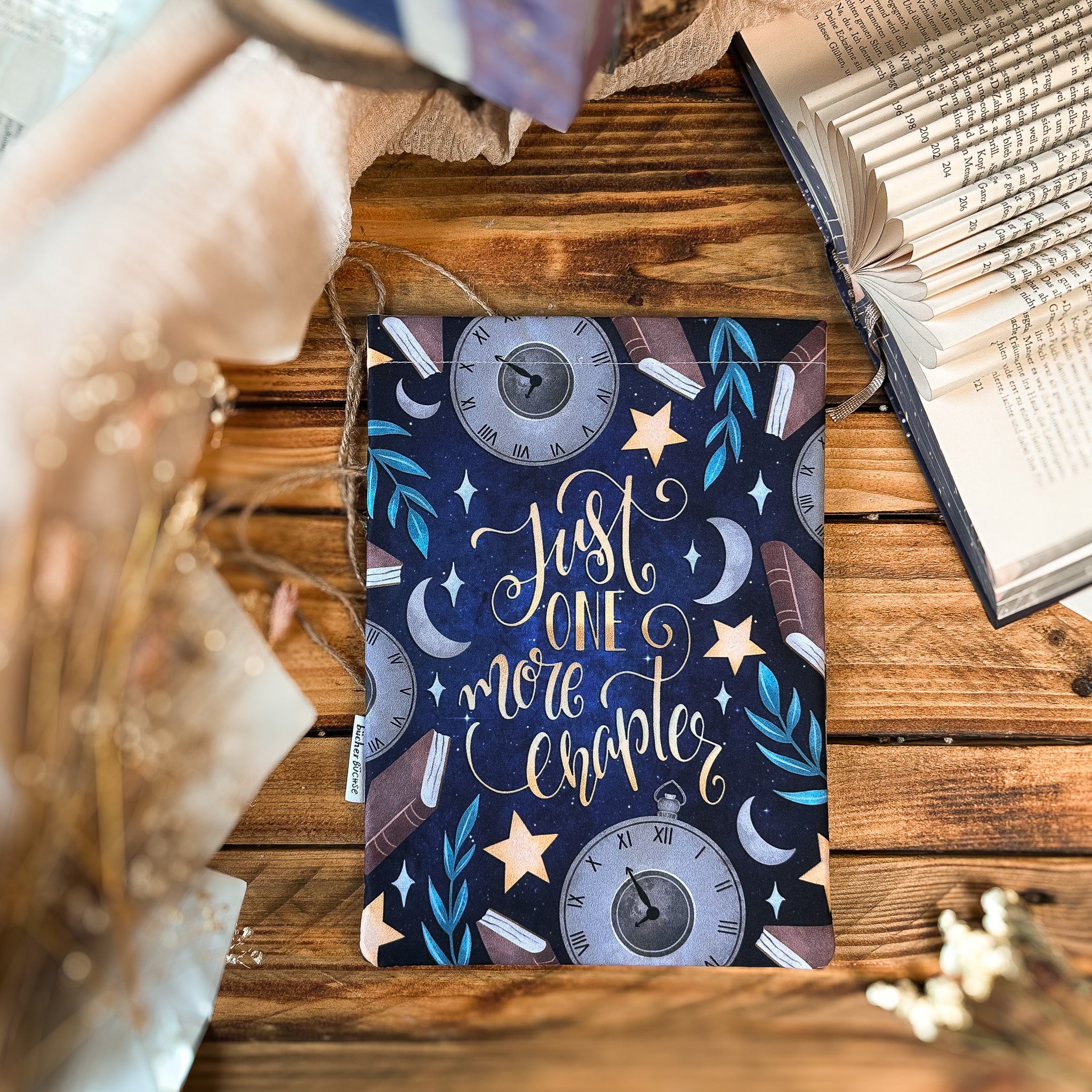 Buchhülle "Just one more chapter" von @catarinabooksdesign