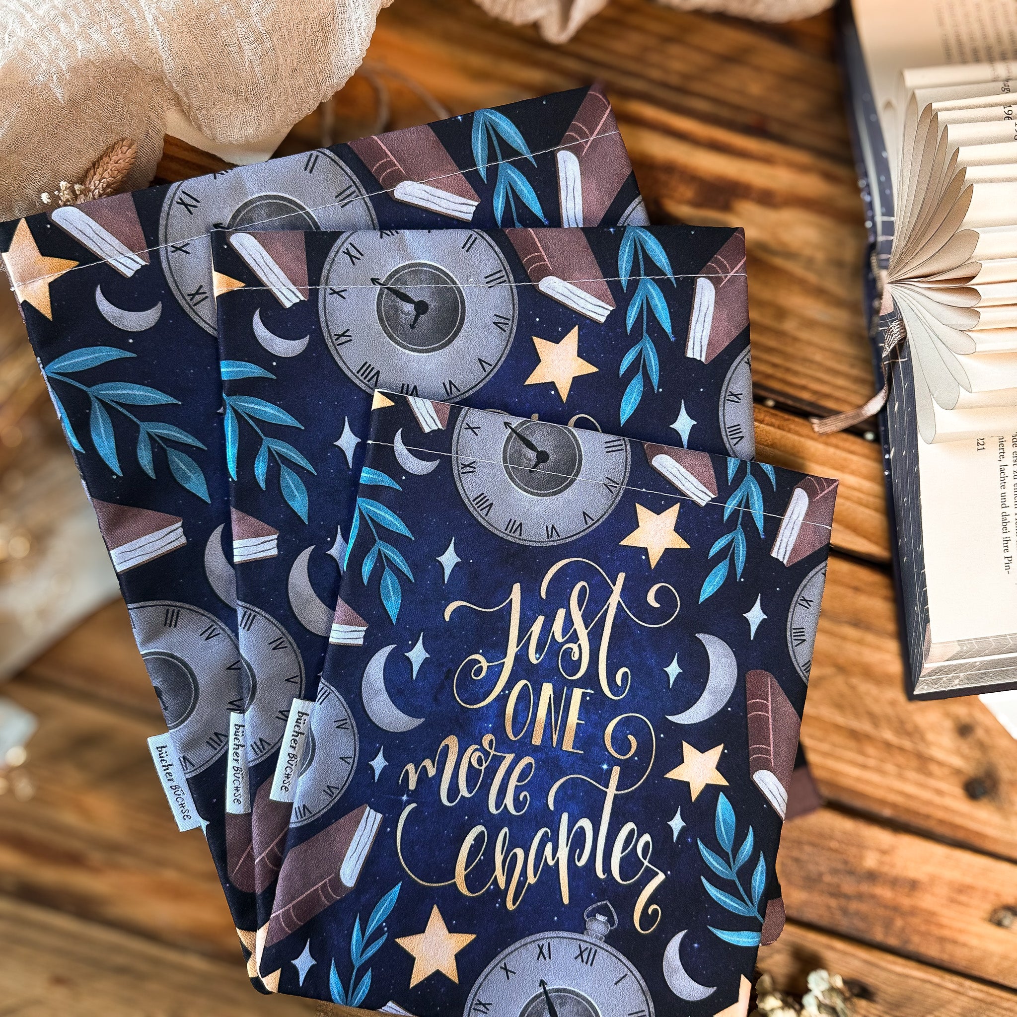 Buchhülle "Just one more chapter" von @catarinabooksdesign