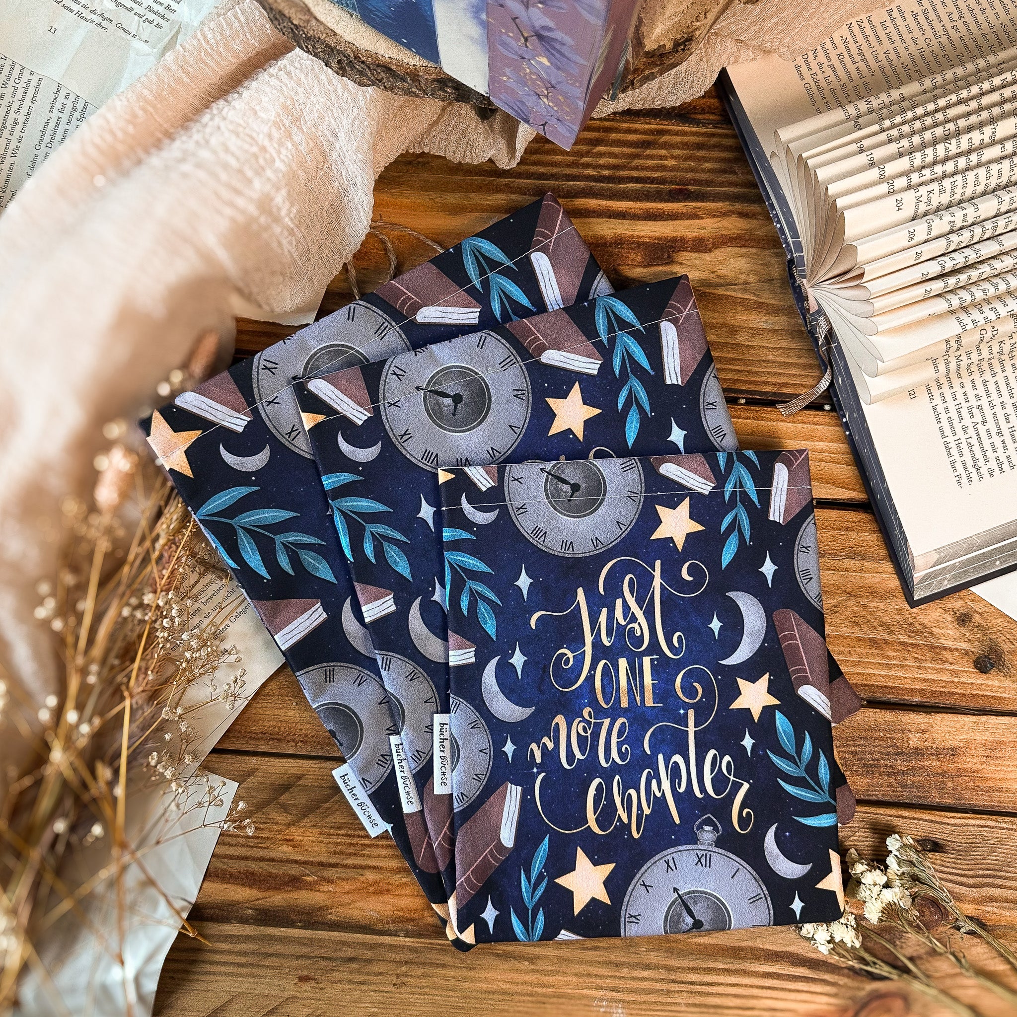 Buchhülle "Just one more chapter" von @catarinabooksdesign