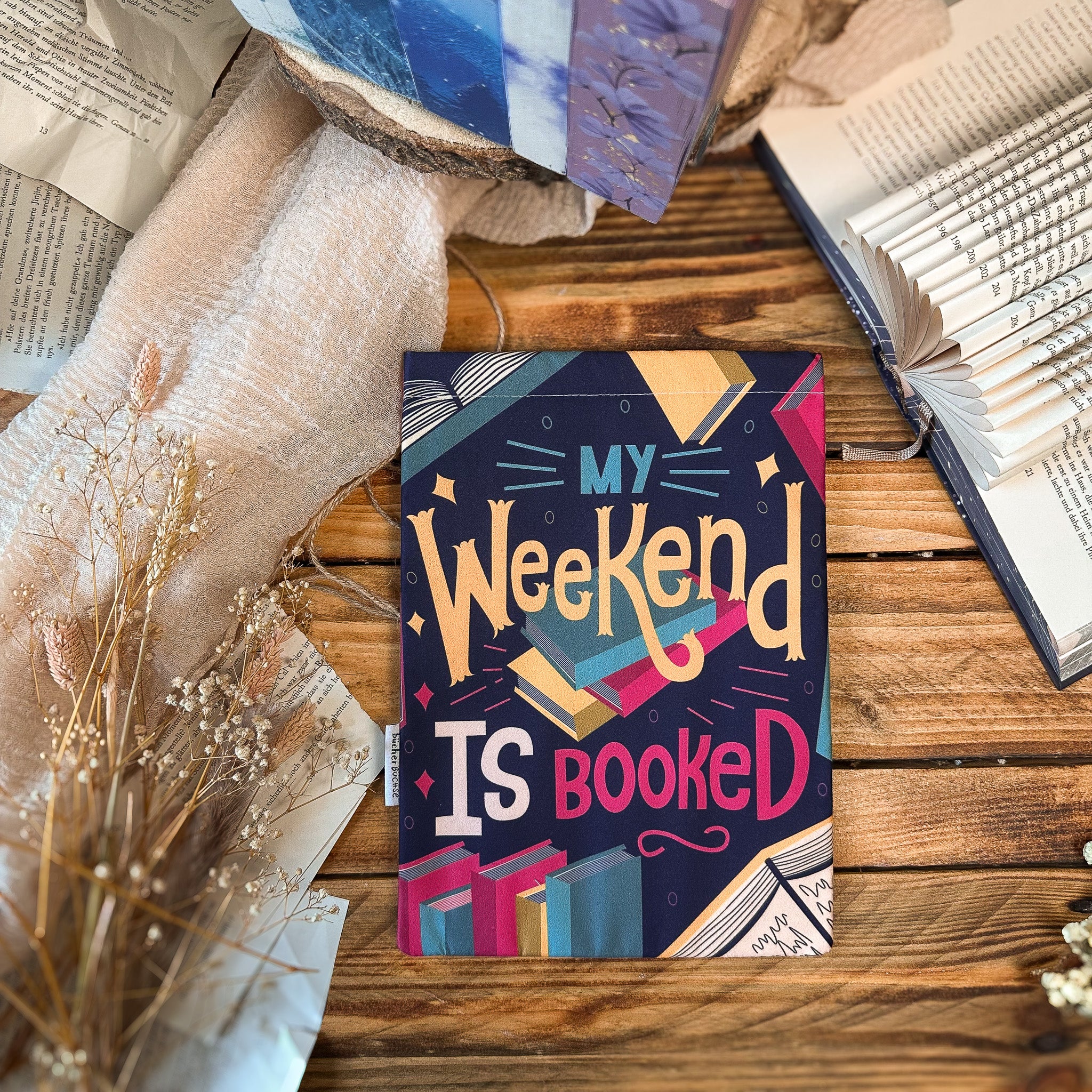 Buchhülle "My weekend is booked" von @abbymalagaart