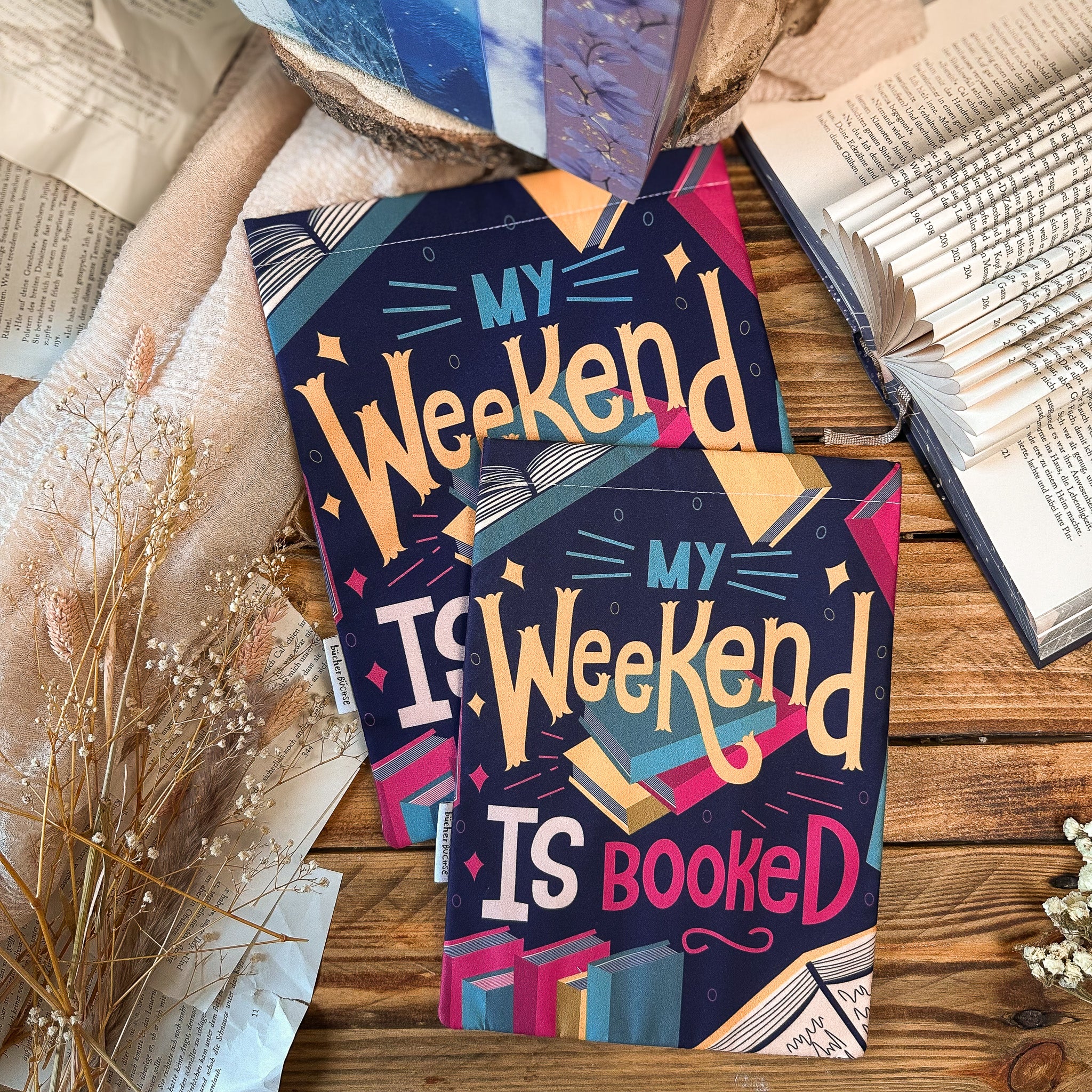 Buchhülle "My weekend is booked" von @abbymalagaart