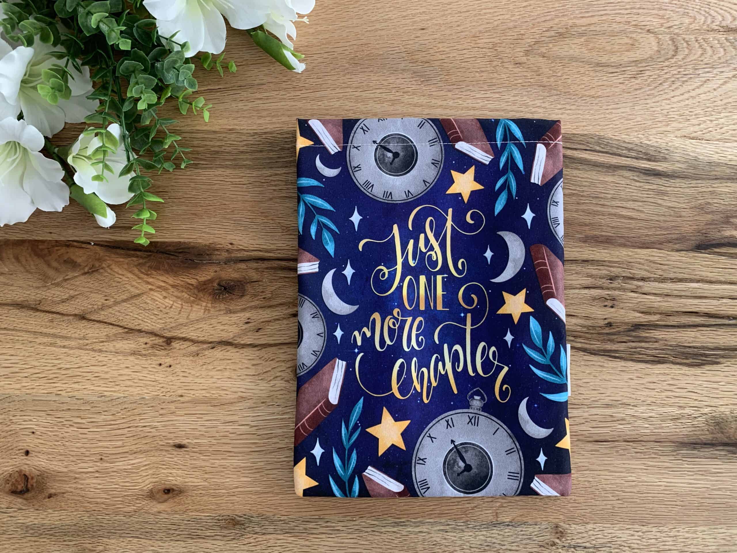 Buchhülle "Just one more chapter" von @catarinabooksdesign